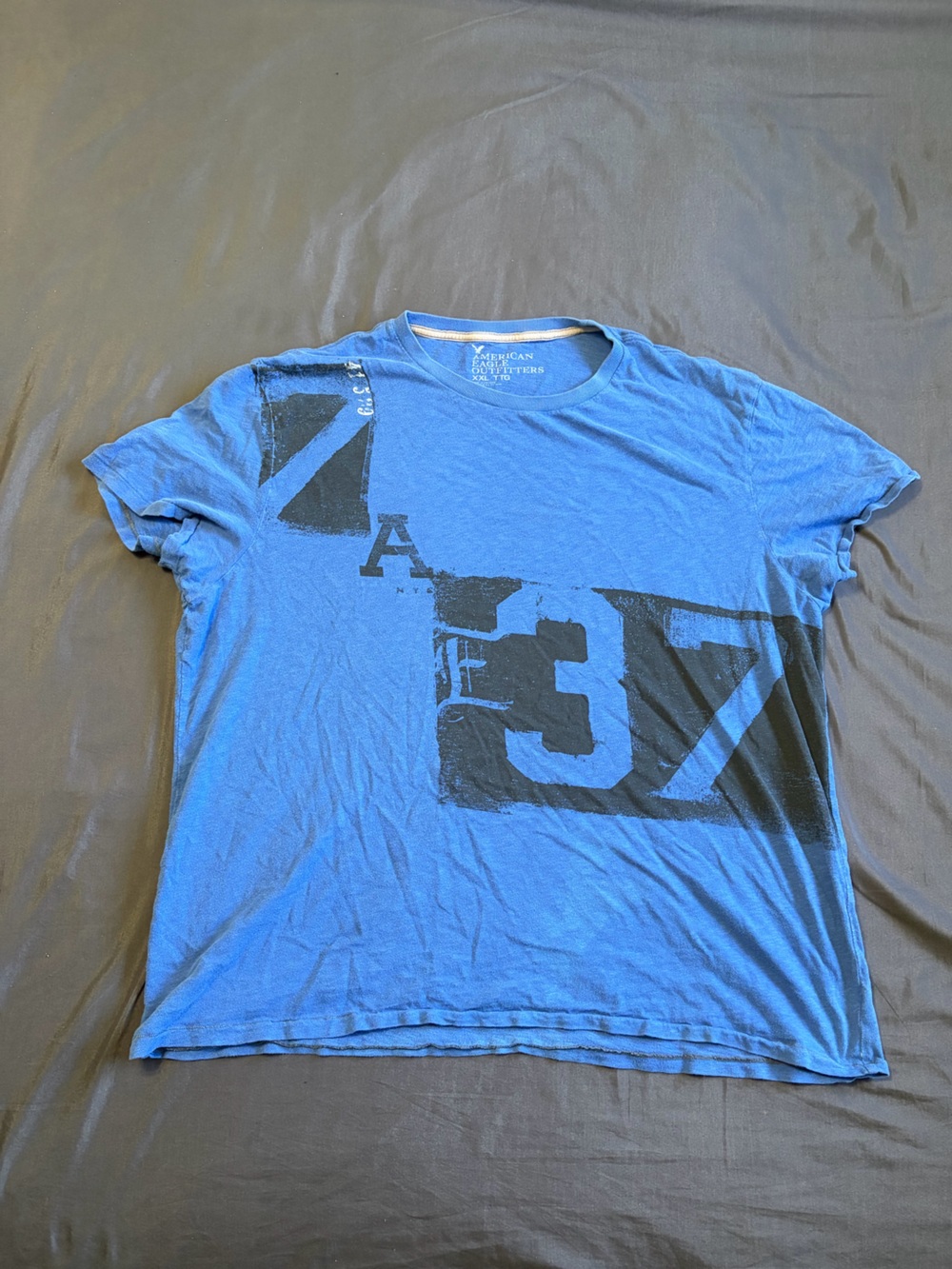 Vintage 2000s American Eagle outfitter blue T-shirt w/black graphic. Size XXL